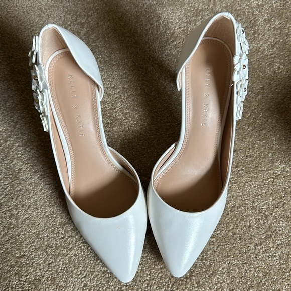 Kelly & Katie Flowered White & Gold Heels - Picture 2 of 7